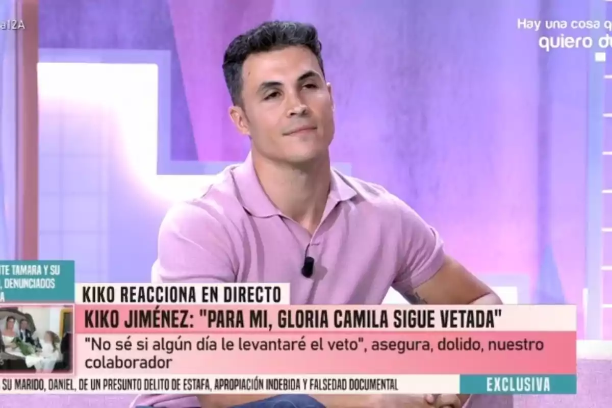 Kiko Jiménez, con camisa rosa está sentado en el plató de 'Fiesta' Kiko Jiménez, con camisa rosa está sentado en el plató de 'Fiesta'