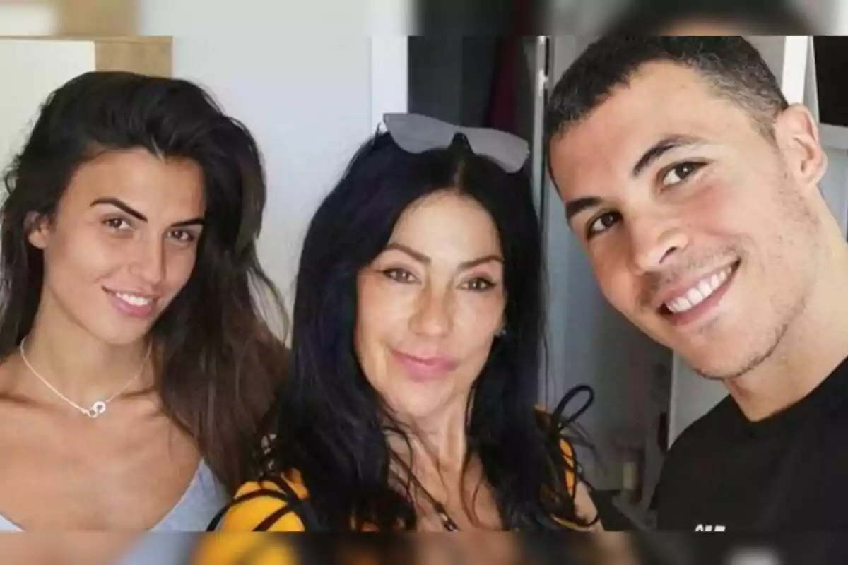 Kiko Jiménez, Maite Galdeano i Sofia Suescun posant els tres somrients. Kiko Jiménez, Maite Galdeano i Sofia Suescun posant els tres somrients.