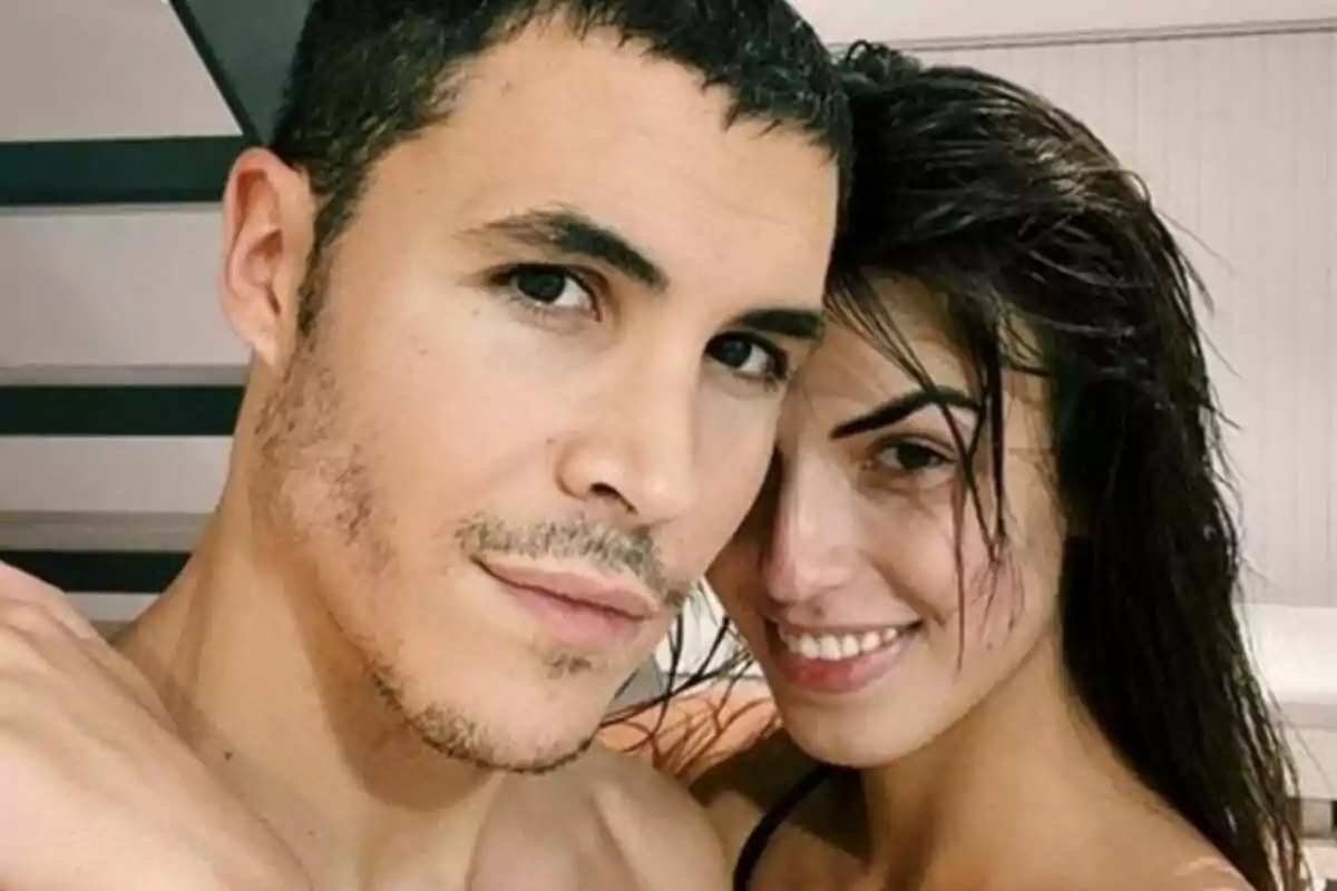 Una pareja sonriente -formada por Sofía Suescun y Kiko Jiménez- posando para una selfie en un ambiente interior.