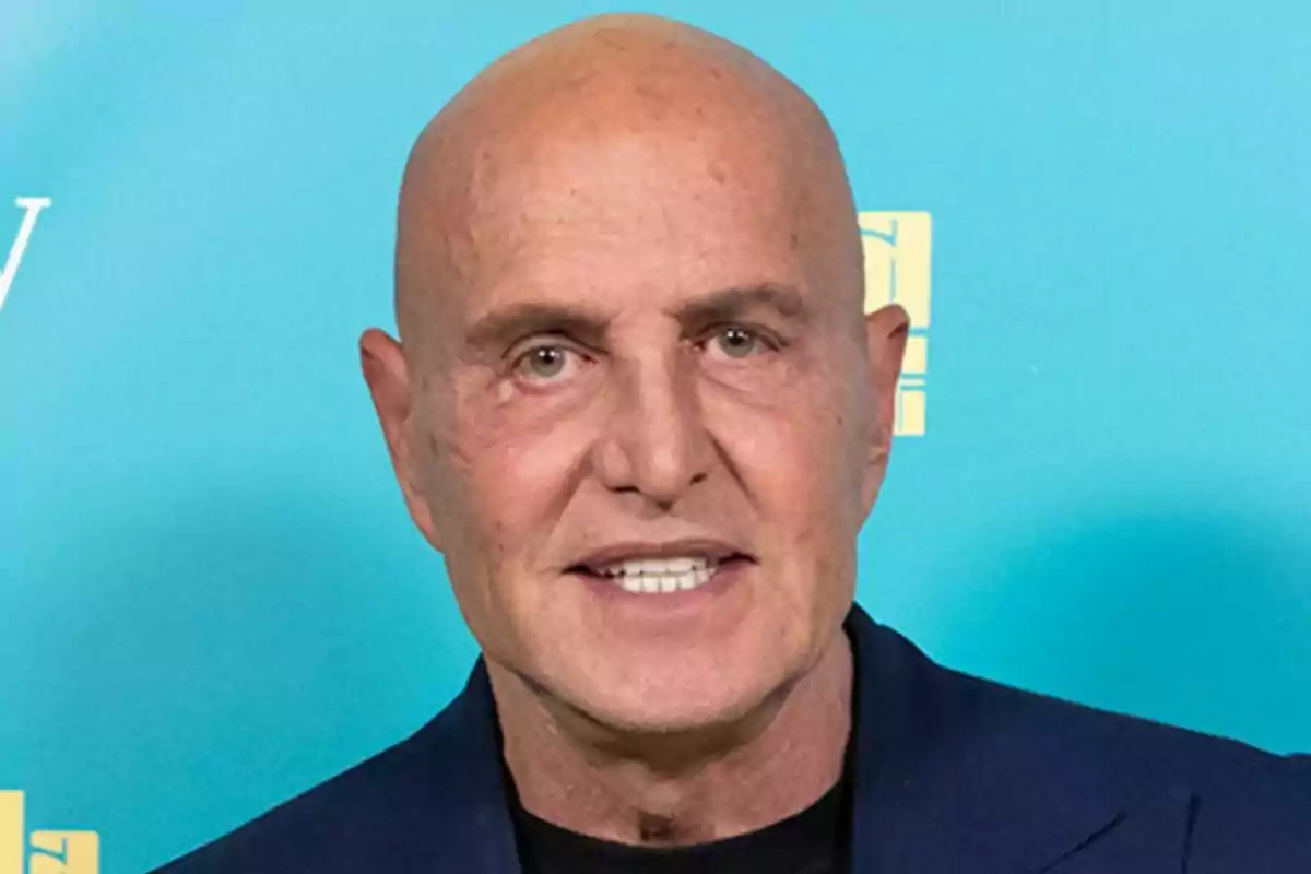 Kiko Matamoros calb amb jaqueta fosca davant d'un fons blau a la presentació de La Família de la Tele.