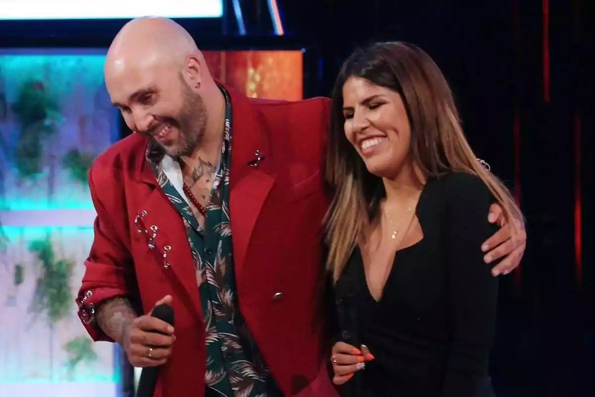 Kiko Rivera con el brazo por detrás de Isa Pantoja en el plató de 'Supervivientes' Kiko Rivera con el brazo por detrás de Isa Pantoja en el plató de 'Supervivientes'