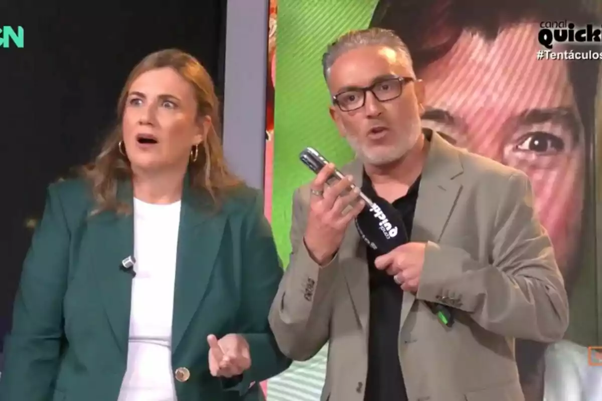Kiko Hernández i Carlota Corredera en un plató de televisió, una d'elles sosté un mòbil i ambdues semblen sorpreses al programa de 'Tentacles'. Kiko Hernández i Carlota Corredera en un plató de televisió, una d'elles sosté un mòbil i ambdues semblen sorpreses al programa de 'Tentacles'.
