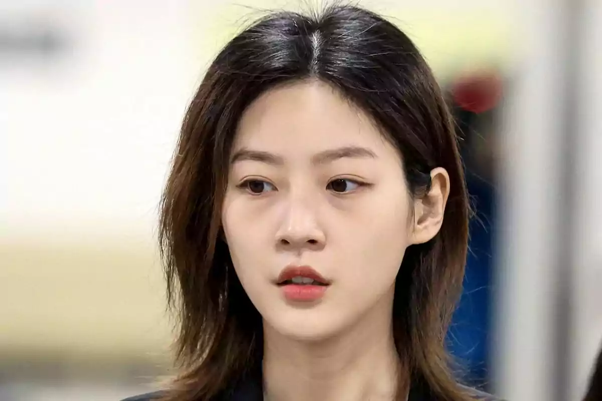 Kim Sae-ron amb cabell fosc i expressió seriosa.