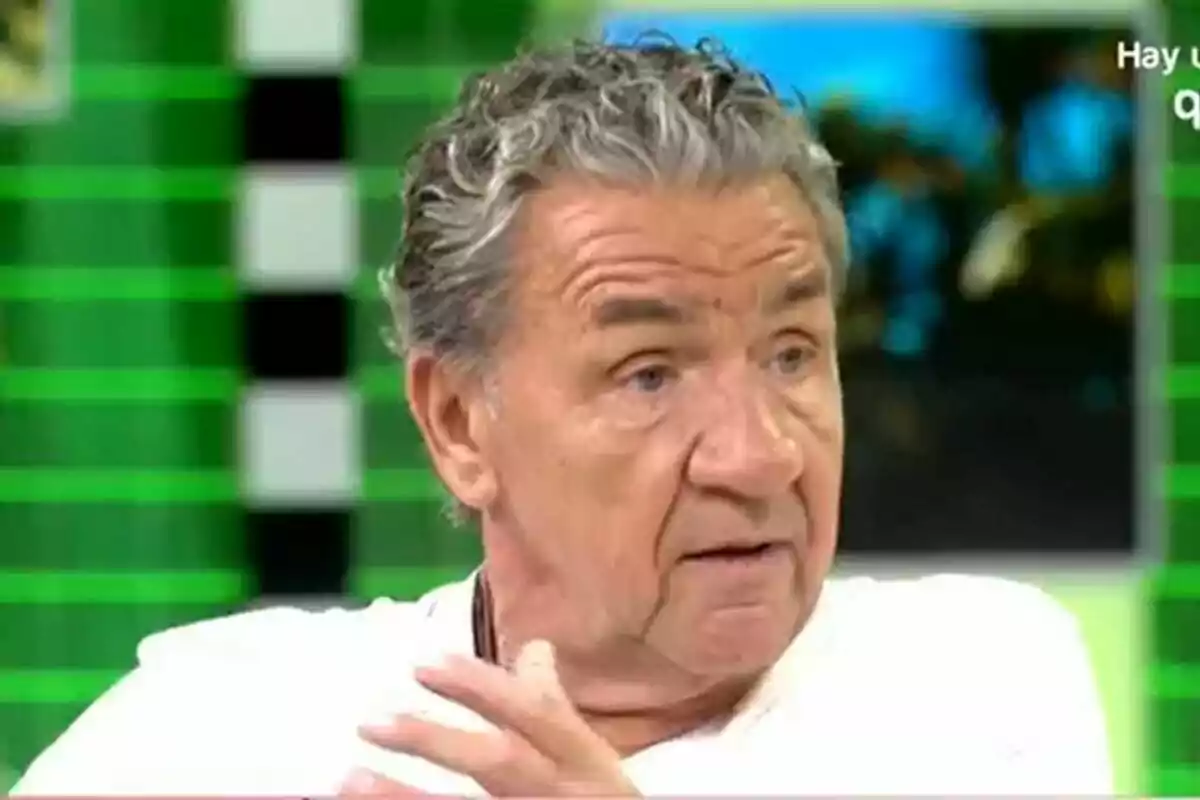 Koldo Royo de cabell canós i arrissat amb samarreta blanca parlant en un plató de Festa amb fons verd Koldo Royo de cabell canós i arrissat amb samarreta blanca parlant en un plató de Festa amb fons verd