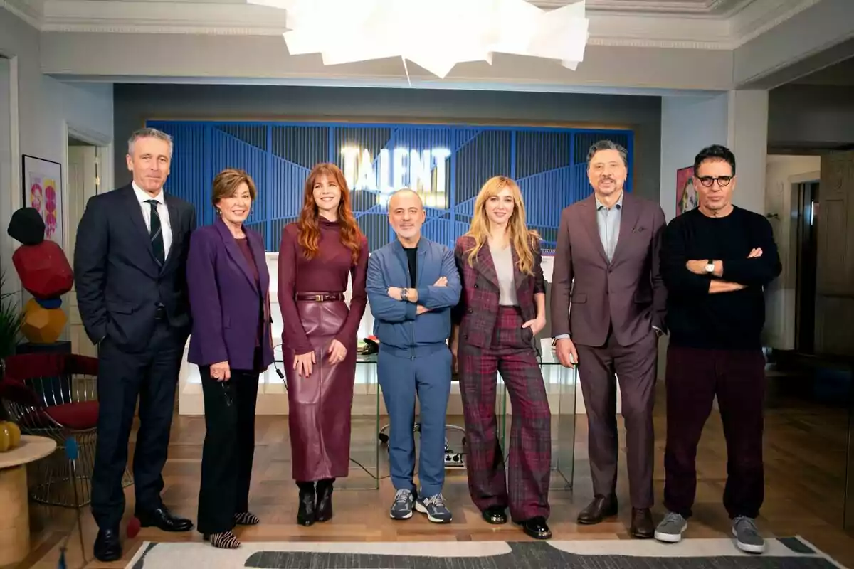 Ghislain Barrois, Fiorella Rubino, Manuela Velasco, Javier Gutiérrez, Marta Hazas, Carlos Bardem i Daniel Écija posant junts en un ambient interior elegant amb un rètol que diu 
