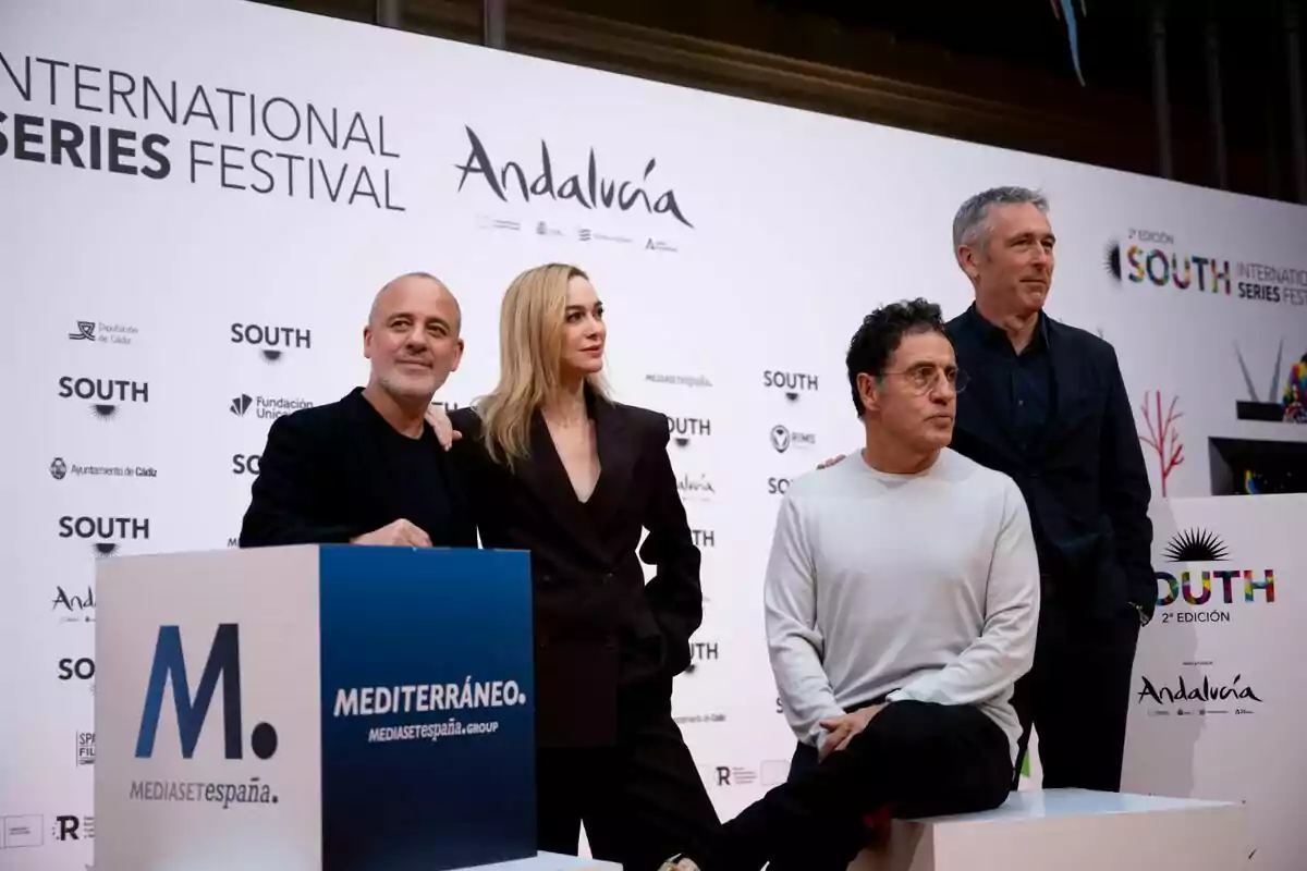 Javier Gutiérrez, Marta Hazas, Daniel Écija y Ghislain Barrois posando en un evento del International Series Festival en Andalucía, con un cartel de Mediterráneo Mediaset España Group en primer plano. Javier Gutiérrez, Marta Hazas, Daniel Écija y Ghislain Barrois posando en un evento del International Series Festival en Andalucía, con un cartel de Mediterráneo Mediaset España Group en primer plano.