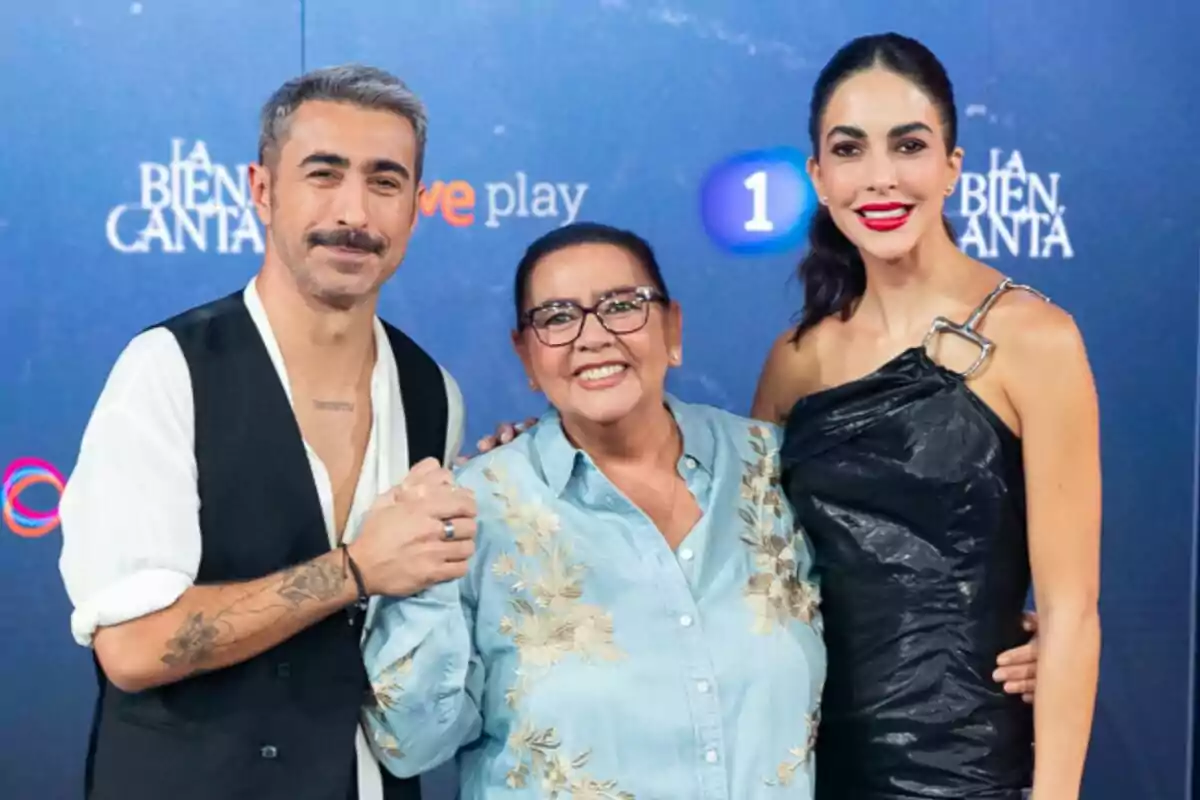 Rayden, María del Monte i Rocío Muñoz posen juntes davant d'un fons blau amb logotips de La Bien Cantá. Rayden, María del Monte i Rocío Muñoz posen juntes davant d'un fons blau amb logotips de La Bien Cantá.