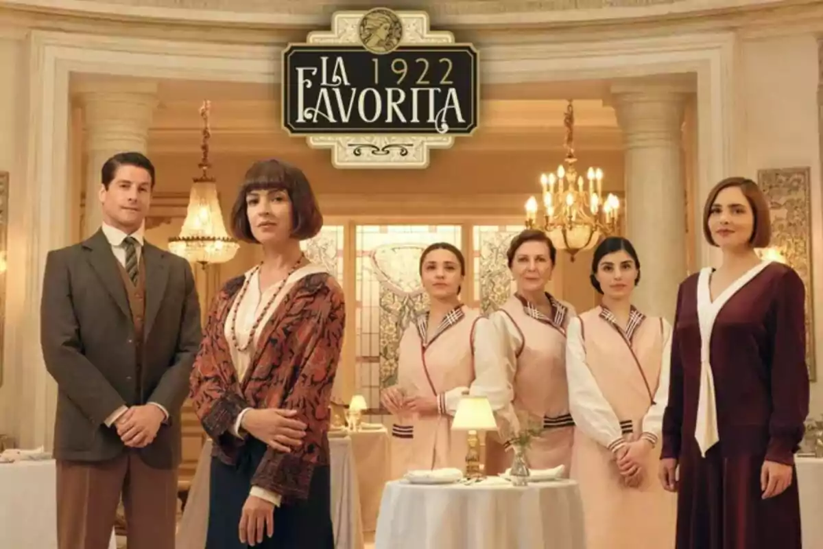 Un grup de persones com Verónica Sánchez, Luis Fernández i Andrea Duro vestides amb roba d'època posen en un saló elegant amb canelobres i decoració clàssica, sota un rètol que diu 