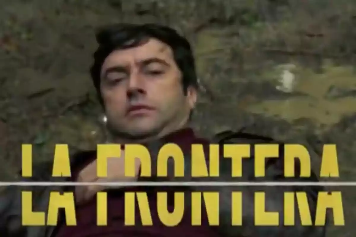 Un hombre recostado en el suelo con la palabra "La Frontera" en letras amarillas sobre la imagen.