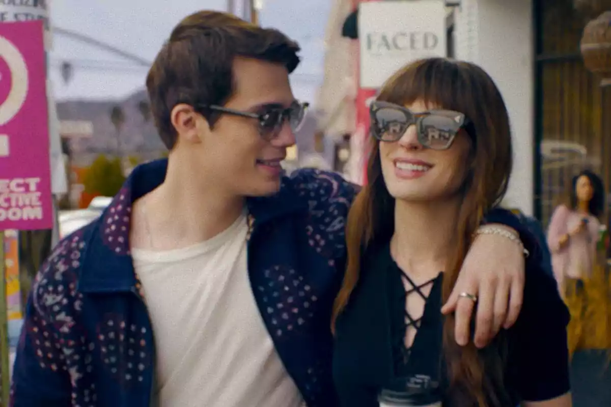Fotografía de Anne Hathaway y Nicholas Galitzine juntos en La idea de tenerte Fotografía de Anne Hathaway y Nicholas Galitzine juntos en La idea de tenerte