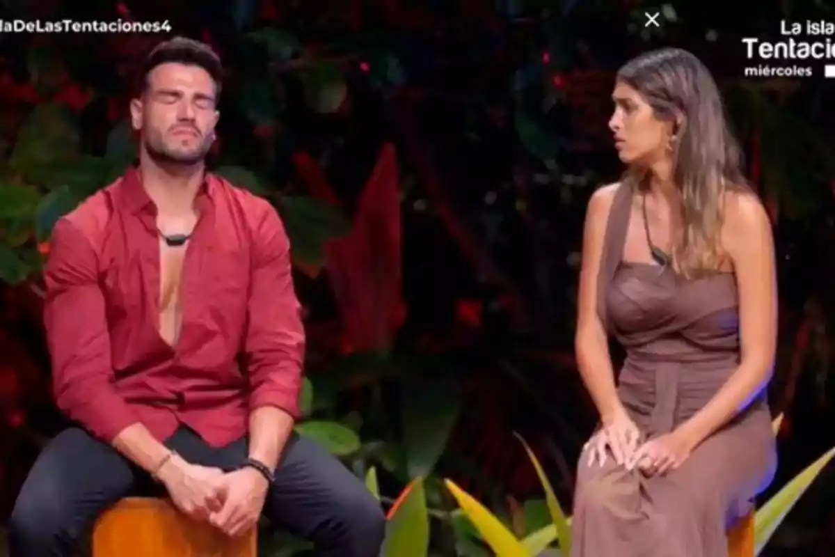 Gerard y Alba sentadas en un entorno tropical, una de ellas con los ojos cerrados y la otra mirándola. Captura de 'La Isla de las Tentaciones' Gerard y Alba sentadas en un entorno tropical, una de ellas con los ojos cerrados y la otra mirándola. Captura de 'La Isla de las Tentaciones'