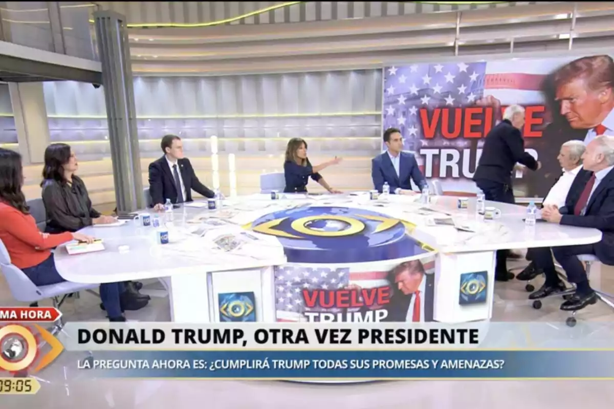 Un grupo de personas participa en un debate en La Mirada Crítica de Ana Terradillos sobre el regreso de Donald Trump a la presidencia, con un gran cartel de fondo que dice Un grupo de personas participa en un debate en La Mirada Crítica de Ana Terradillos sobre el regreso de Donald Trump a la presidencia, con un gran cartel de fondo que dice