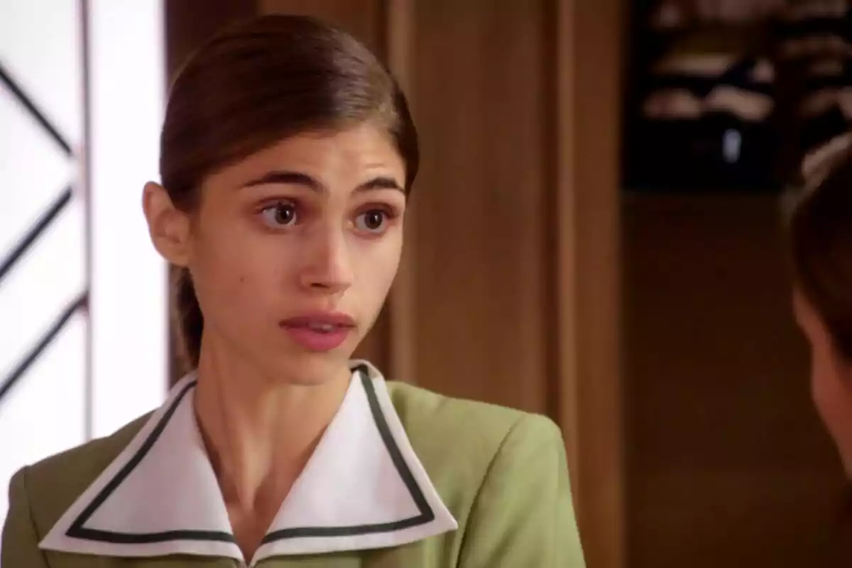 Marta con uniforme verde y blanco parece estar conversando con alguien. Captura de 'La Moderna' el 9 de octubre de 2024 Marta con uniforme verde y blanco parece estar conversando con alguien. Captura de 'La Moderna' el 9 de octubre de 2024