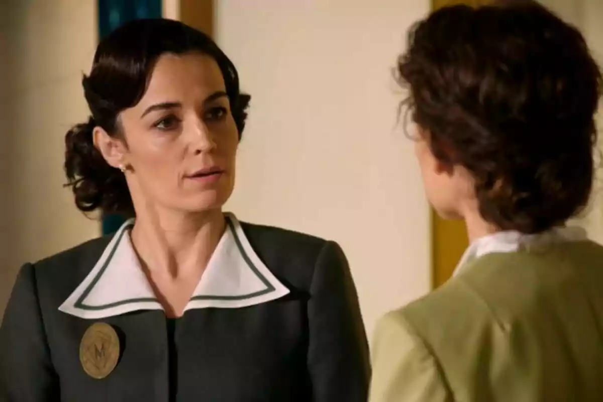 Teresa y otra mujer conversando, Teresa lleva un uniforme con una insignia. Captura de 'La Moderna' Teresa y otra mujer conversando, Teresa lleva un uniforme con una insignia. Captura de 'La Moderna'