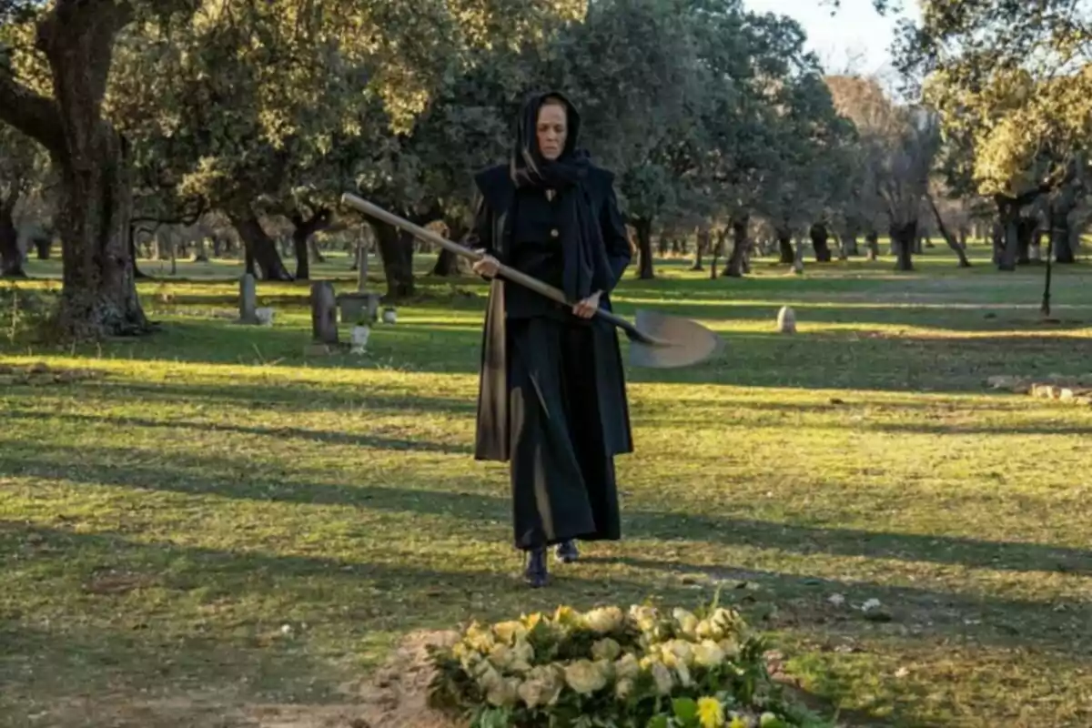 Pía vestida de negro con una pala en un cementerio rodeado de árboles. Captura de 'La Promesa' Pía vestida de negro con una pala en un cementerio rodeado de árboles. Captura de 'La Promesa'