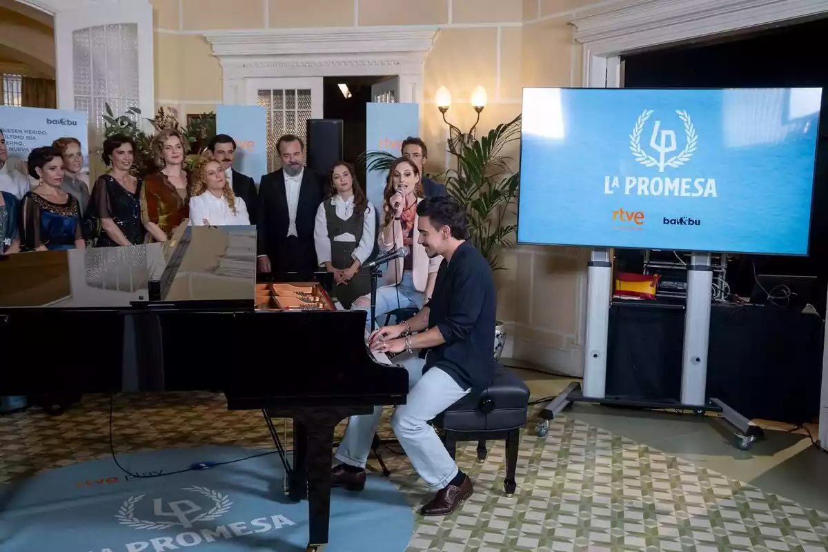 Fotografía de todo el reparto de La Promesa como Ana Garcés, Arturo Sancho, Eva Martín, Manuel Regueiro, Eva Martín o María Castro en la rueda de prensa escuchando a Gonzalo Hermida y Conchita en el piano Fotografía de todo el reparto de La Promesa como Ana Garcés, Arturo Sancho, Eva Martín, Manuel Regueiro, Eva Martín o María Castro en la rueda de prensa escuchando a Gonzalo Hermida y Conchita en el piano