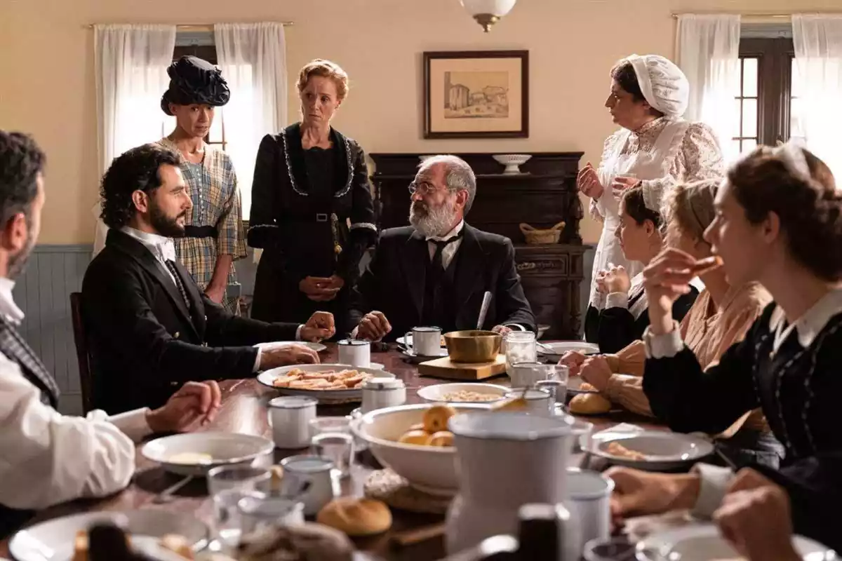 Captura de 'La Promesa' en una escena durante un desayuno Captura de 'La Promesa' en una escena durante un desayuno