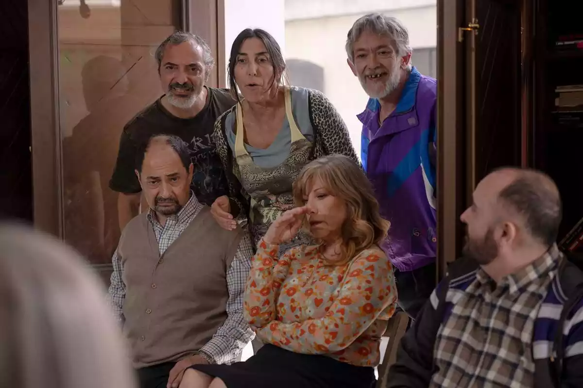 Carlos Areces, Paz Padilla, Jordi Sánchez com a Antonio Recio i Nathalie Seseña com a Berta Escobar a la temporada 14 de La que s'acosta
