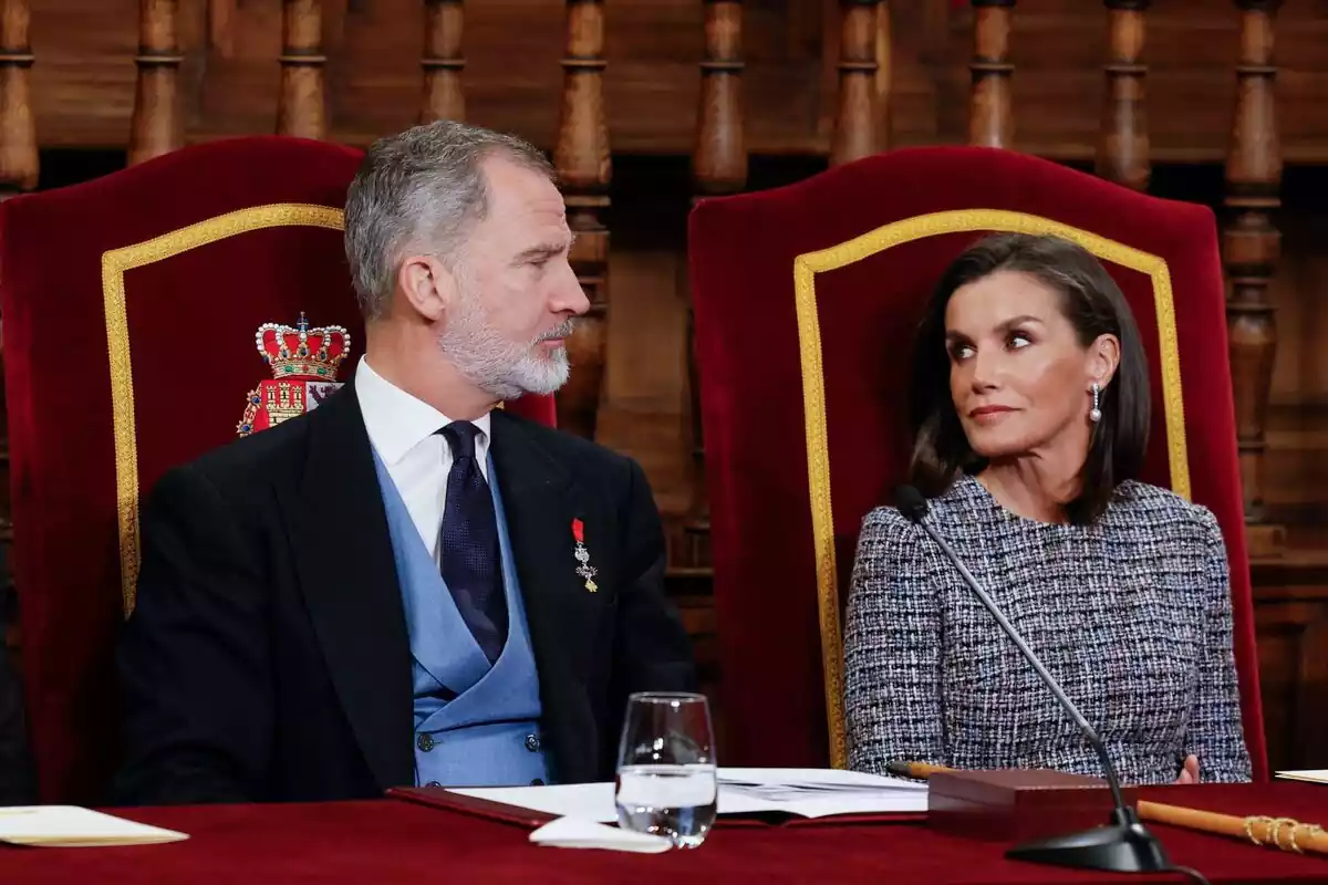 La reina Letizia y Felipe Vi comparten una tensa mirada en los Premios Cervantes La reina Letizia y Felipe Vi comparten una tensa mirada en los Premios Cervantes
