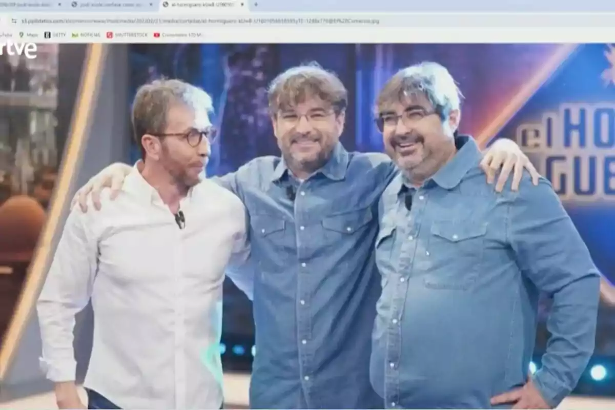 Pablo Motos, Jordi Évole y su doble posan juntas en 'El Hormiguero', dos de ellas llevan camisas de mezclilla y una lleva una camisa blanca. Pablo Motos, Jordi Évole y su doble posan juntas en 'El Hormiguero', dos de ellas llevan camisas de mezclilla y una lleva una camisa blanca.