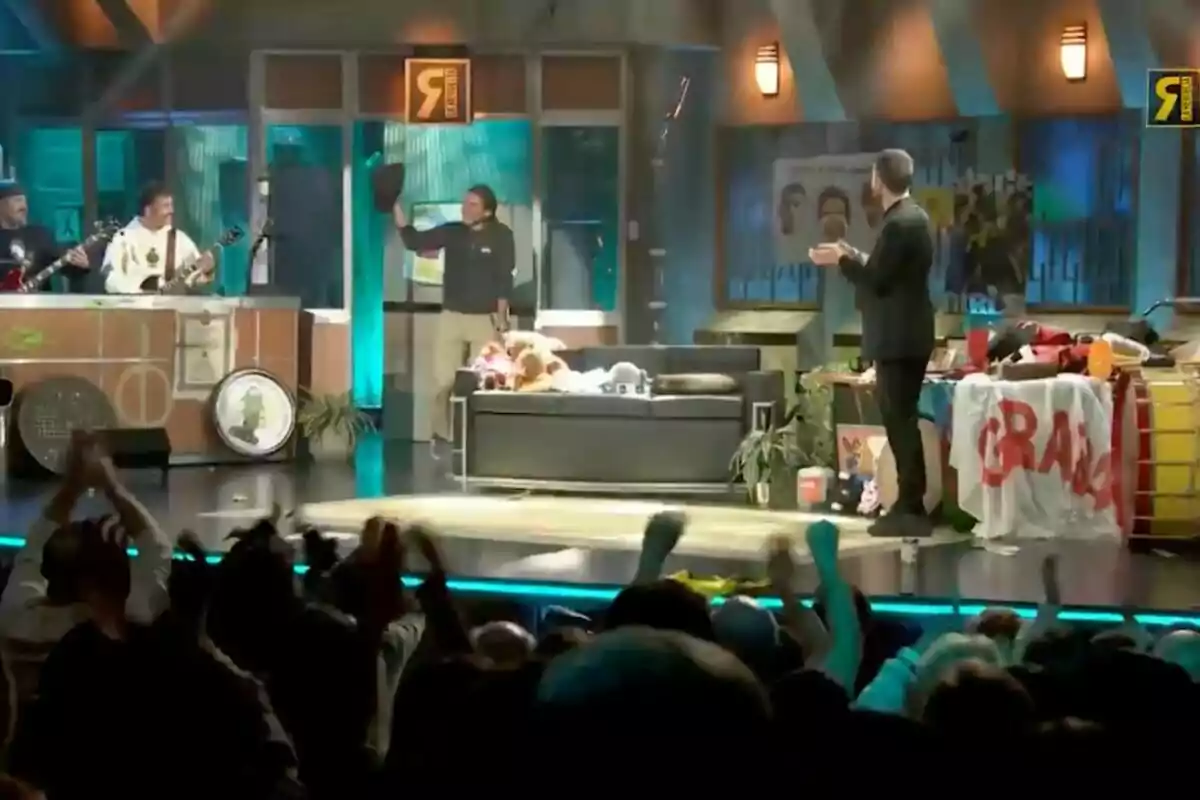 Salva Reina y David Broncano en 'La Revuelta' interactúa mientras el público aplaude. Salva Reina y David Broncano en 'La Revuelta' interactúa mientras el público aplaude.