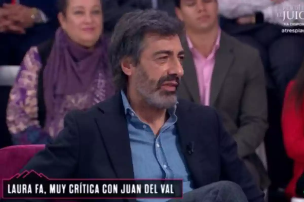 Juan del Val está sentado en un programa de televisión, con personas en el fondo y un texto en la parte inferior de la imagen. Captura de 'La Roca'