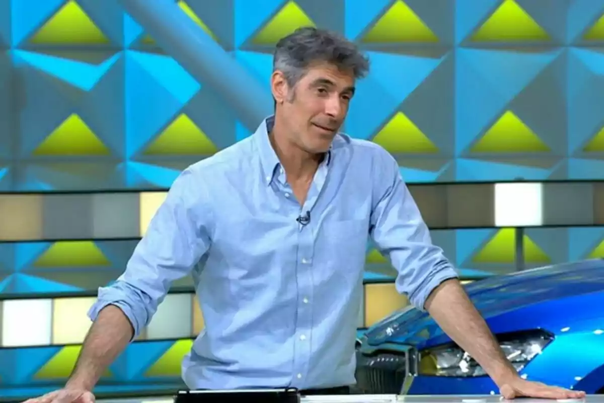 Captura de 'La Ruleta de la Suerte' con Jorge Fernández con la cabeza torcida y camisa azul el 12 de junio de 2024 Captura de 'La Ruleta de la Suerte' con Jorge Fernández con la cabeza torcida y camisa azul el 12 de junio de 2024