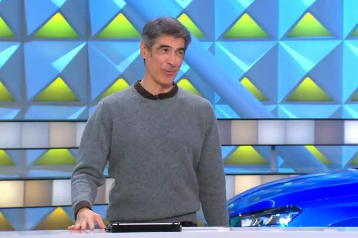 Captura de 'La Ruleta de la Suerte' con Jorge Fernández riendo mientras habla con un jersey gris y la mano en la mesa el 27 de febrero de 2024 Captura de 'La Ruleta de la Suerte' con Jorge Fernández riendo mientras habla con un jersey gris y la mano en la mesa el 27 de febrero de 2024