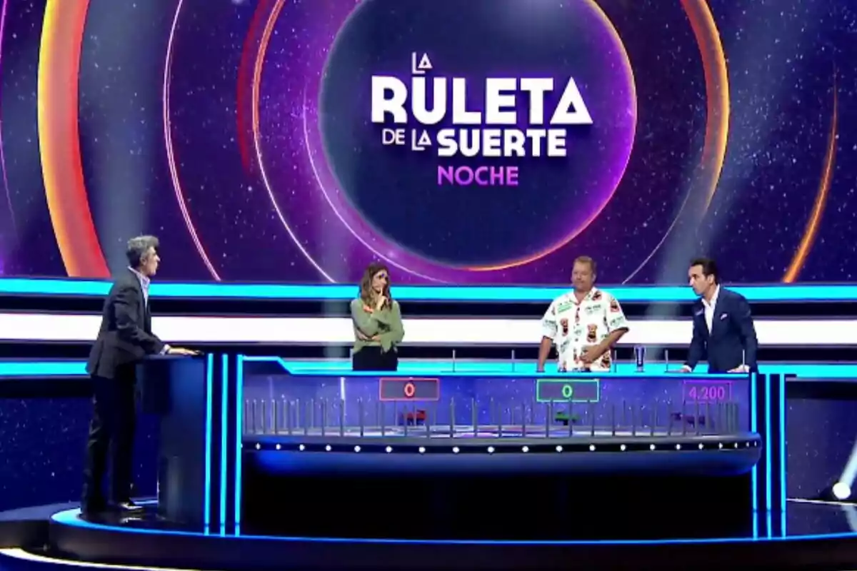 Jorge Fernández junto a Elena Furiase, El Monaguillo y Miguel Lago en un programa de concursos llamado Jorge Fernández junto a Elena Furiase, El Monaguillo y Miguel Lago en un programa de concursos llamado