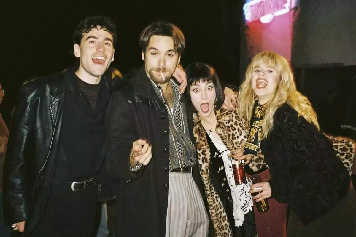Un grup format per Àlex Monner, Claudia Salas, Ricardo Gómez i Elisabet Casanovas posant i somrient en una festa nocturna a la sèrie La Ruta.