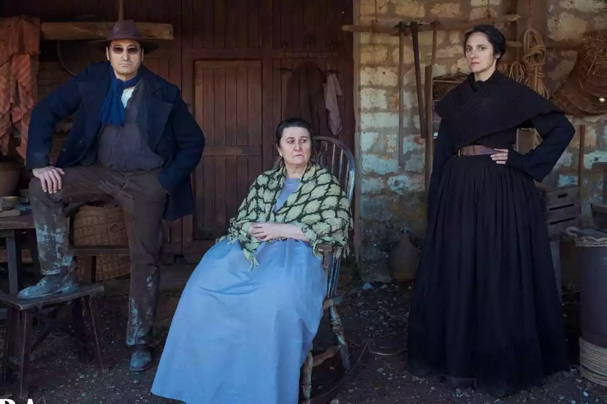 Fotografia d'Adelfa Calvo, Carmelo Gómez i María Morales com a protagonistes de L'ombra de la terra, nova sèrie d'atresplayer