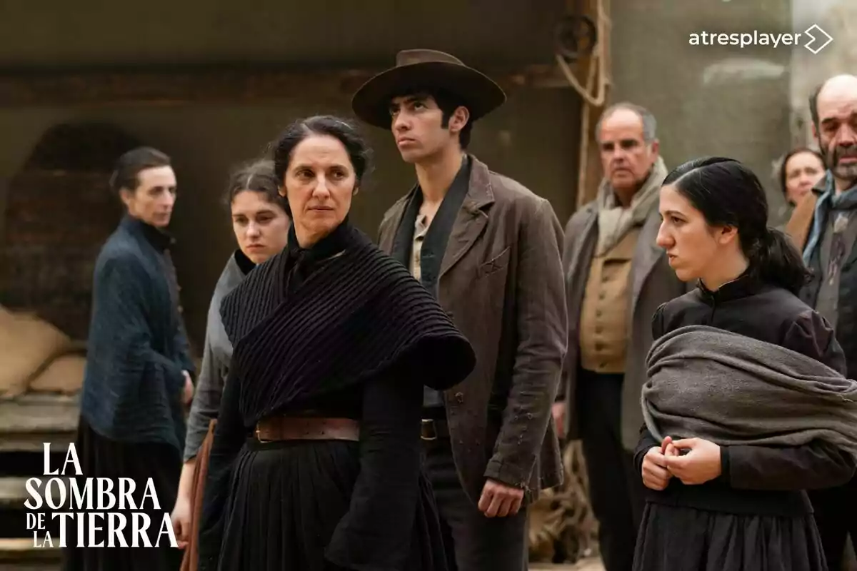 Persones vestides amb roba d'època, amb expressions serioses, en una escena de la sèrie 