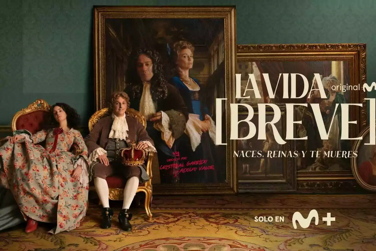 Carlos Scholz y Alicia Armenteros vestidas con trajes de época están sentadas en sillas elegantes frente a un gran retrato de Javier Gutiérrez y Leonor Watling enmarcado, junto a un texto que dice "La vida breve, naces, reinas y te mueres" y el logo de una plataforma de streaming.
