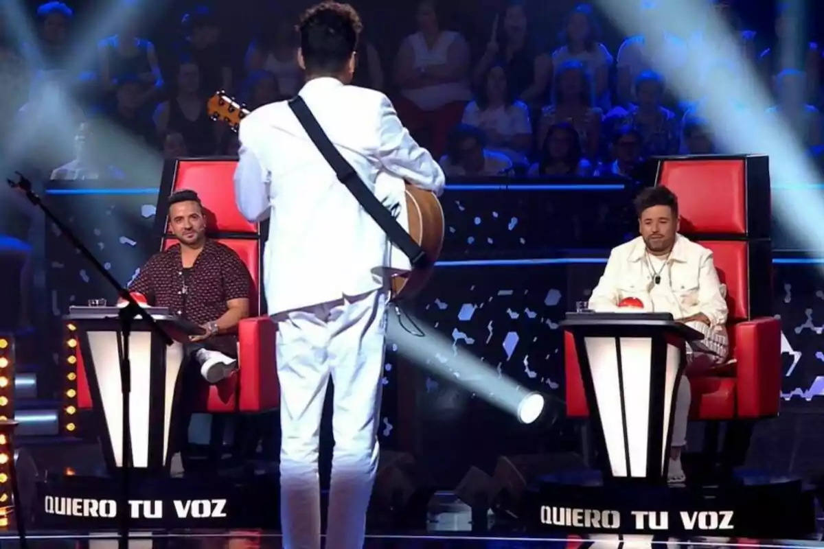 Un concursant amb guitarra es presenta davant dos jutges a La Voz anomenat 