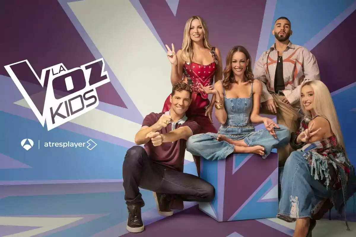 Un grup de persones format per Eva González, Lola Índigo, David Bisbal, Edurne i Manuel Turizo posant davant d'un fons acolorit amb el logotip de 
