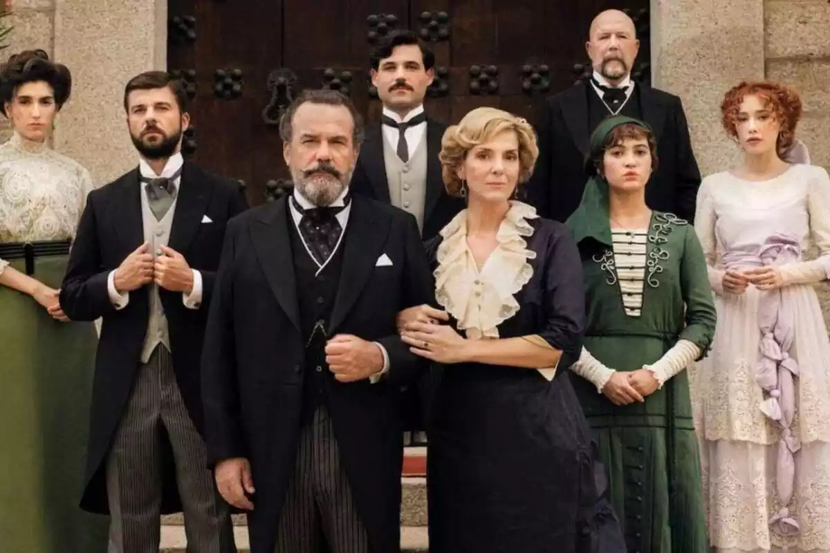 Imatge promocional dels protagonistes de 'La Promesa', sèrie de La 1