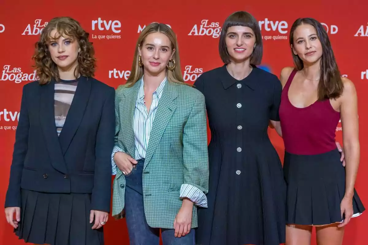 Elisabet Casanovas, Paula Usero, Almudena Pascual y Irene Escolar posan frente a un fondo rojo con logotipos de Elisabet Casanovas, Paula Usero, Almudena Pascual y Irene Escolar posan frente a un fondo rojo con logotipos de