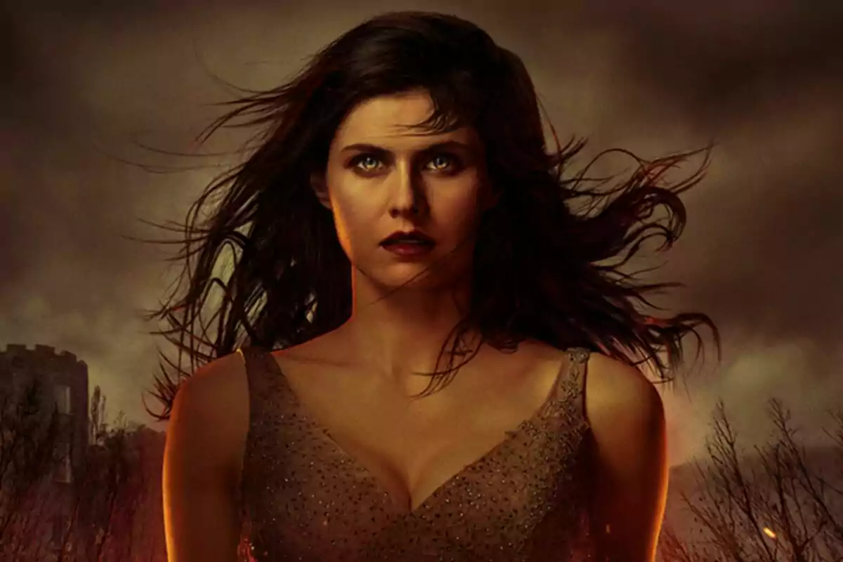 Mujer de cabello oscuro con expresión seria en un entorno oscuro y ventoso en el poster de la serie Las Brujas de Mayfair, de Anne Rice.
