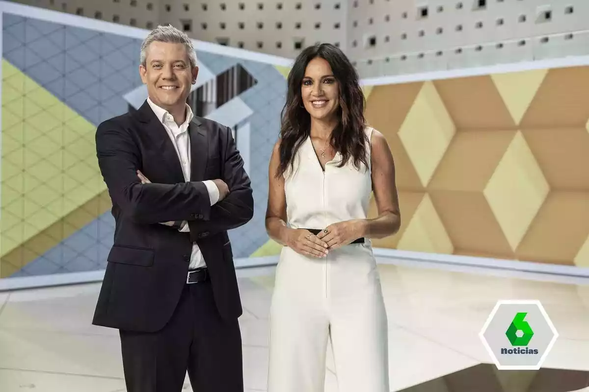 Rodrigo Blázquez i Cristina Saavedra posant al plató de laSexta Notícies Rodrigo Blázquez i Cristina Saavedra posant al plató de laSexta Notícies
