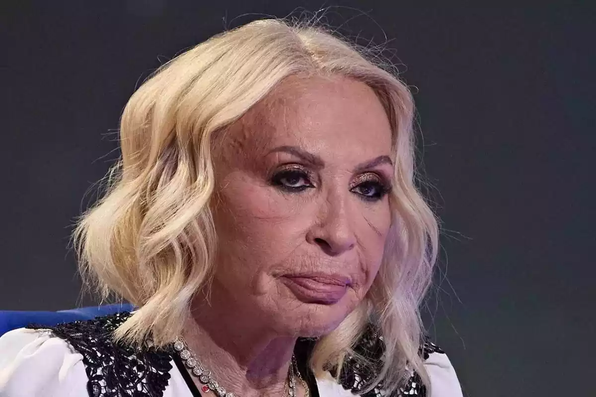 Imatge de Laura Bozzo amb el rostre molt seriós mirant cap avall