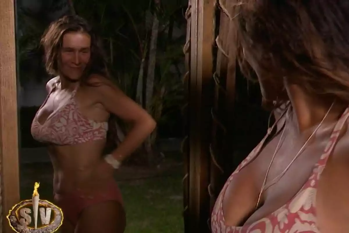 Laura Cuevas con bikini estampado se mira en un espejo al aire libre, rodeada de vegetación y con un logotipo en la esquina inferior izquierda. Laura Cuevas con bikini estampado se mira en un espejo al aire libre, rodeada de vegetación y con un logotipo en la esquina inferior izquierda.