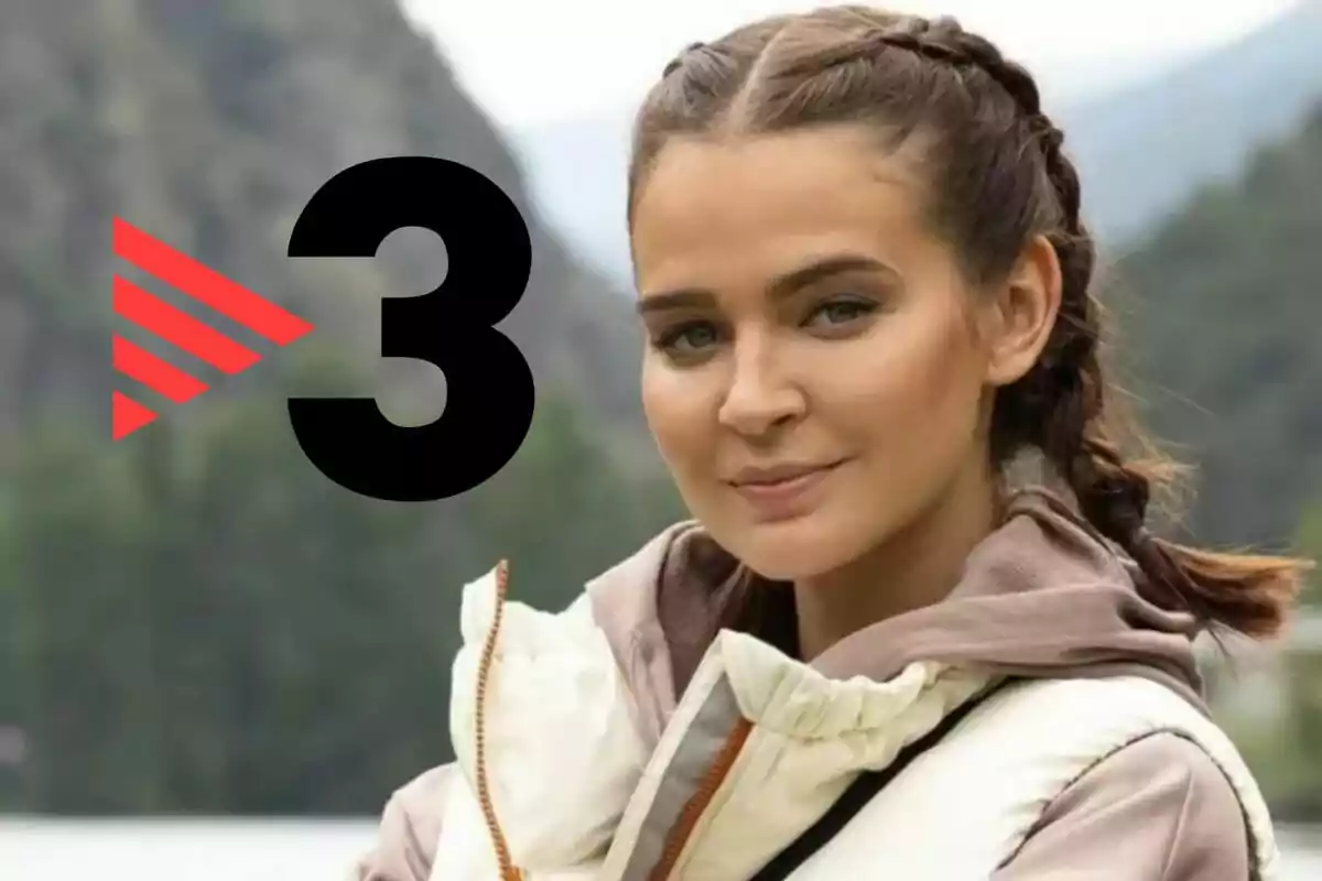 Laura Escanes con trenzas y una chaqueta blanca sonríe frente a un paisaje montañoso en La Travessa con el logotipo de TV3 a su lado.