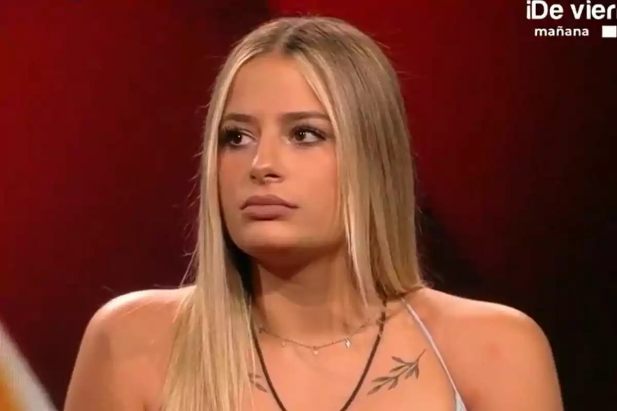 Laura Galera rossa amb expressió seriosa, fons vermell a la sala d'expulsió de Gran Hermano. Laura Galera rossa amb expressió seriosa, fons vermell a la sala d'expulsió de Gran Hermano.