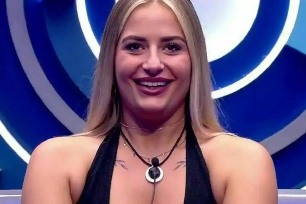 Laura Galera rossa somriu davant d'una càmera amb un fons blau i blanc al confessionari de Gran Hermano. Laura Galera rossa somriu davant d'una càmera amb un fons blau i blanc al confessionari de Gran Hermano.
