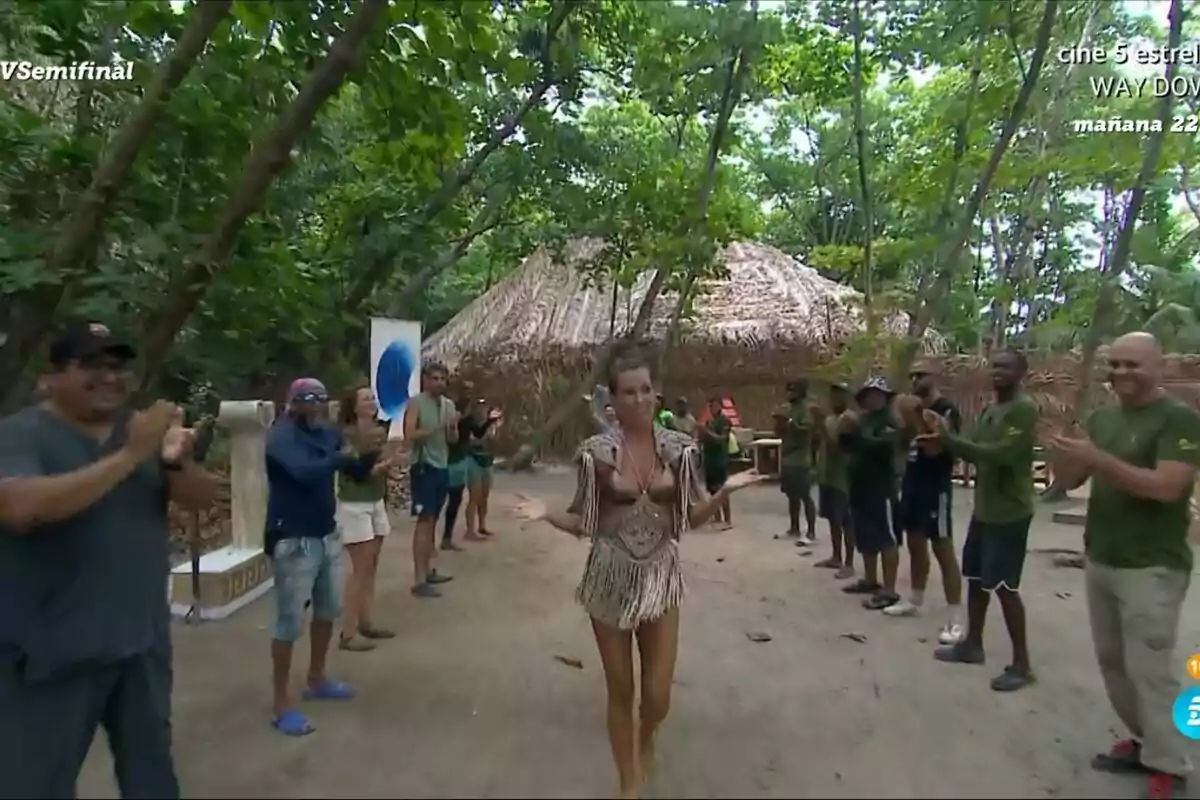 Captura de Laura Madrueño saliendo de la palapa de Supervivientes junto al equipo Captura de Laura Madrueño saliendo de la palapa de Supervivientes junto al equipo