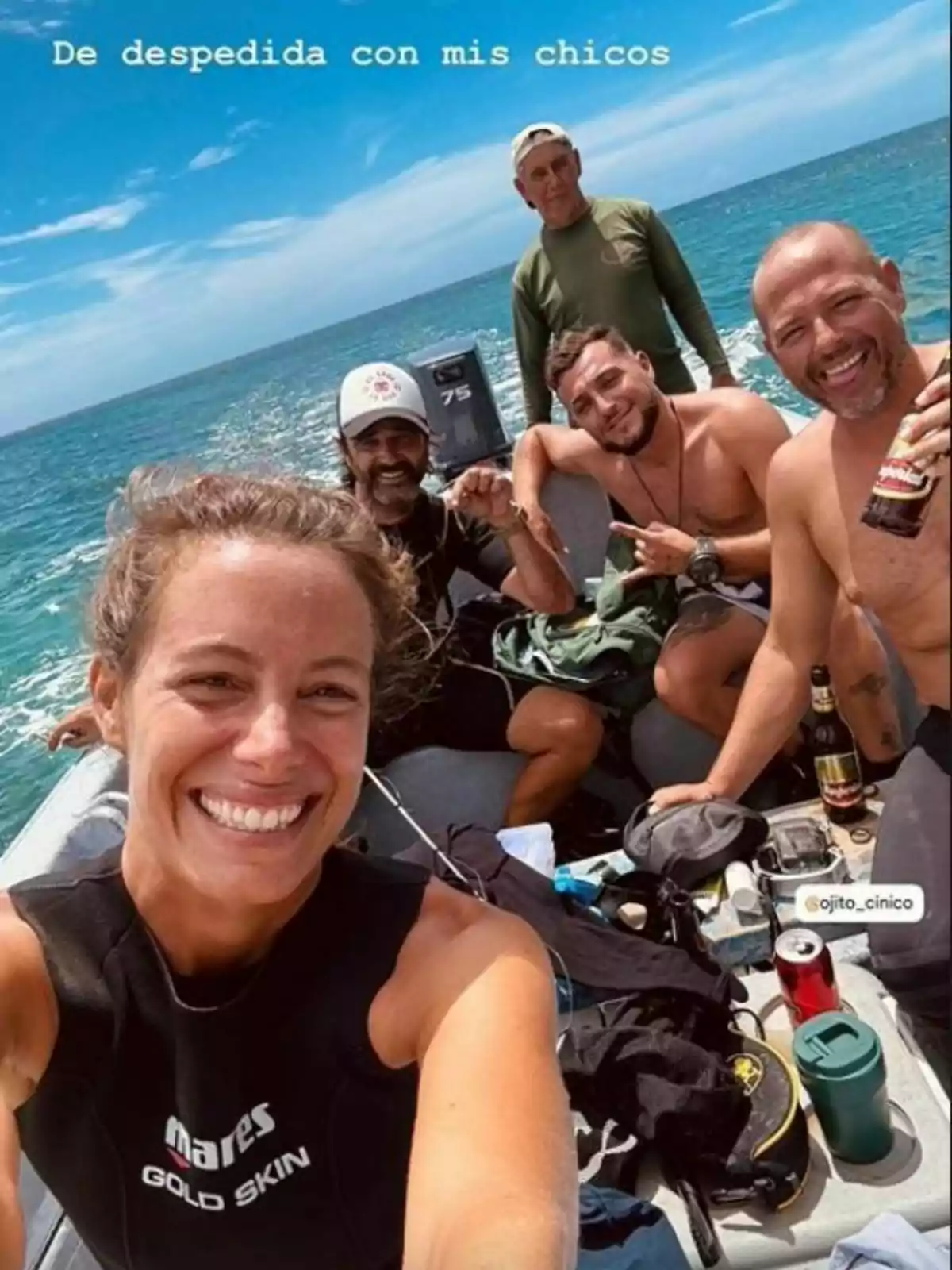Captura de Laura Madrueño junto a un grupo de personas sonrientes en un bote en el mar, con equipo de buceo y bebidas. Captura de Laura Madrueño junto a un grupo de personas sonrientes en un bote en el mar, con equipo de buceo y bebidas.