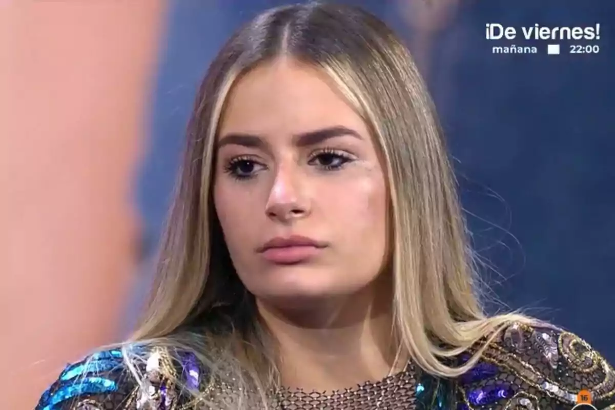 Laura Galera con cabello largo y rubio en un programa de televisión con expresión seria y fondo azul en el plató de Gran Hermano. Laura Galera con cabello largo y rubio en un programa de televisión con expresión seria y fondo azul en el plató de Gran Hermano.