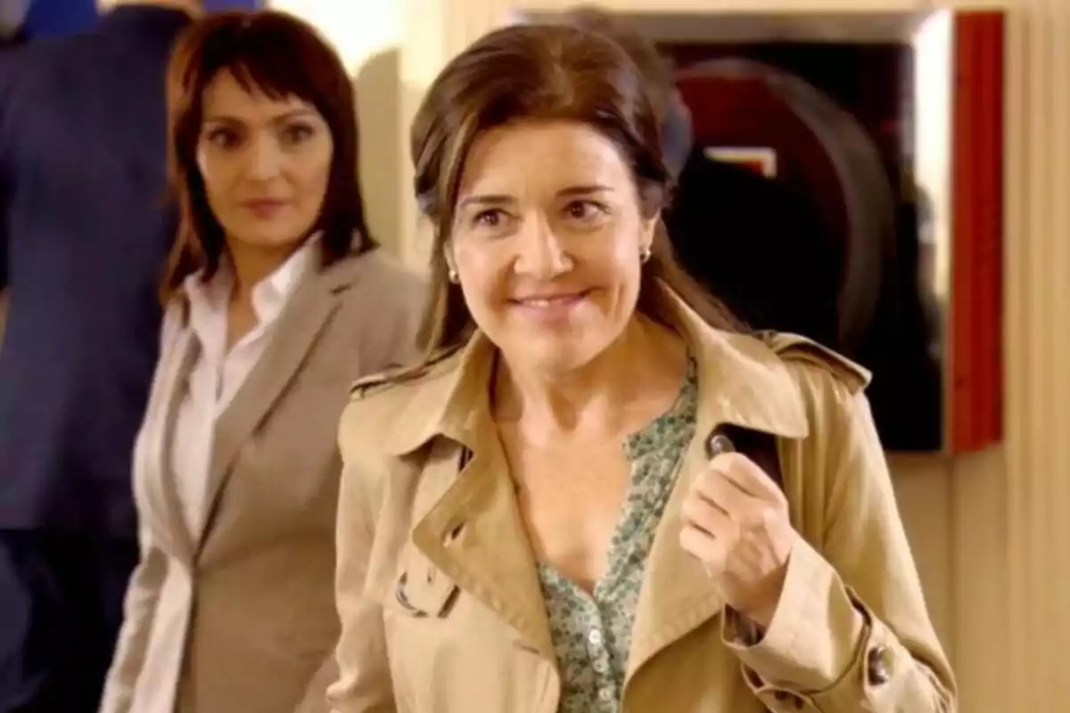 Fotografia de Los Misterios de Laura amb María Pujalte somrient mentre porta una jaqueta beige a La 1.