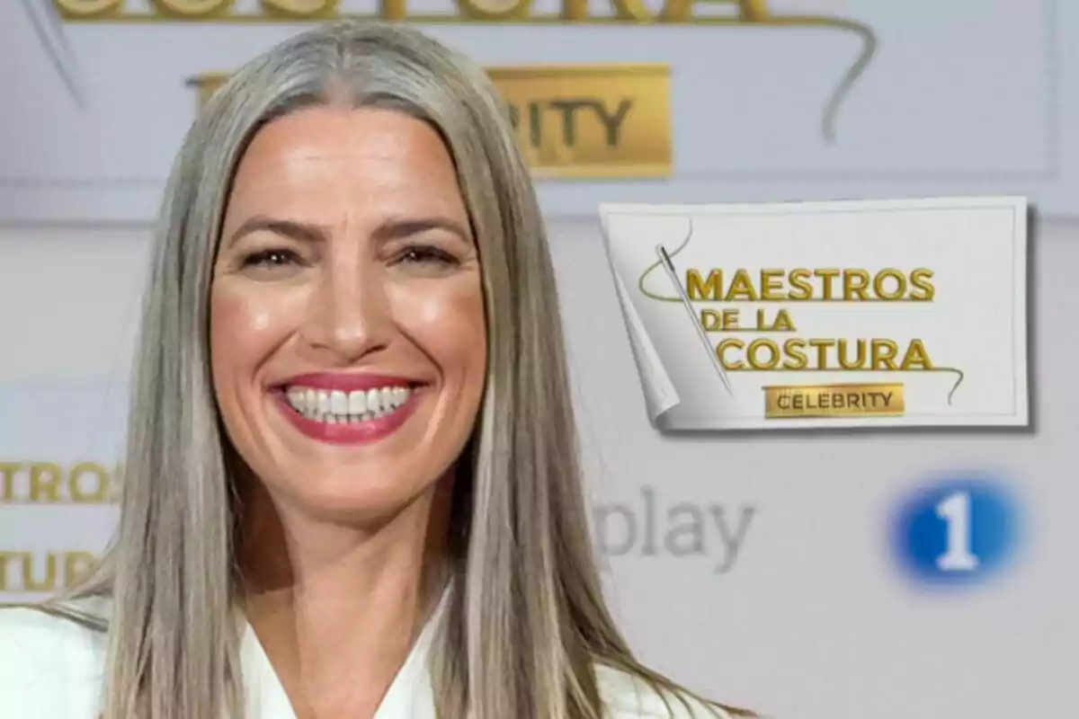 Laura Sánchez sonriente con cabello canoso en un evento de "Maestros de la Costura Celebrity".