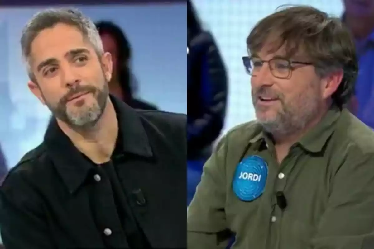 Roberto Leal y Jordi Évole conversando en Pasapalabra, uno lleva una chaqueta negra y el otro una camisa verde con una etiqueta que dice "Jordi".
